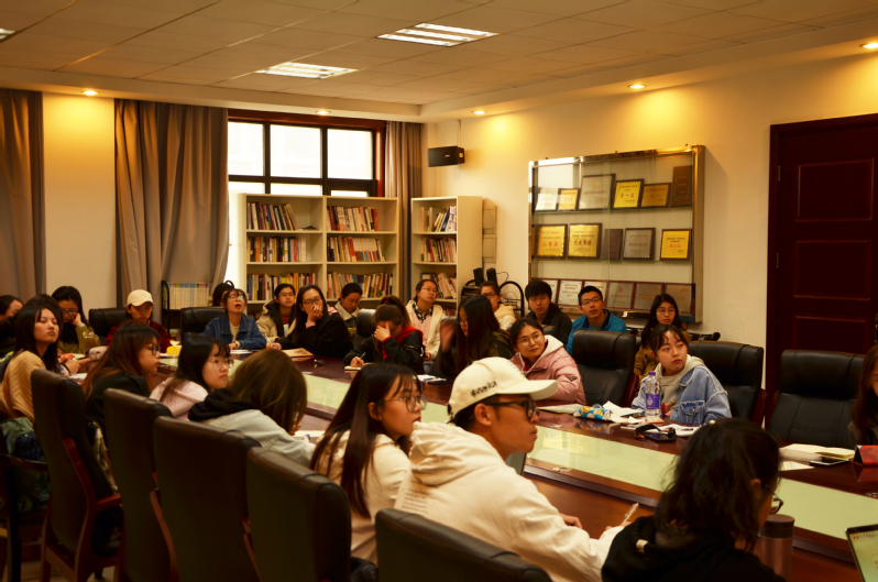 国务学院举办入党积极分子热议两会话题,争做