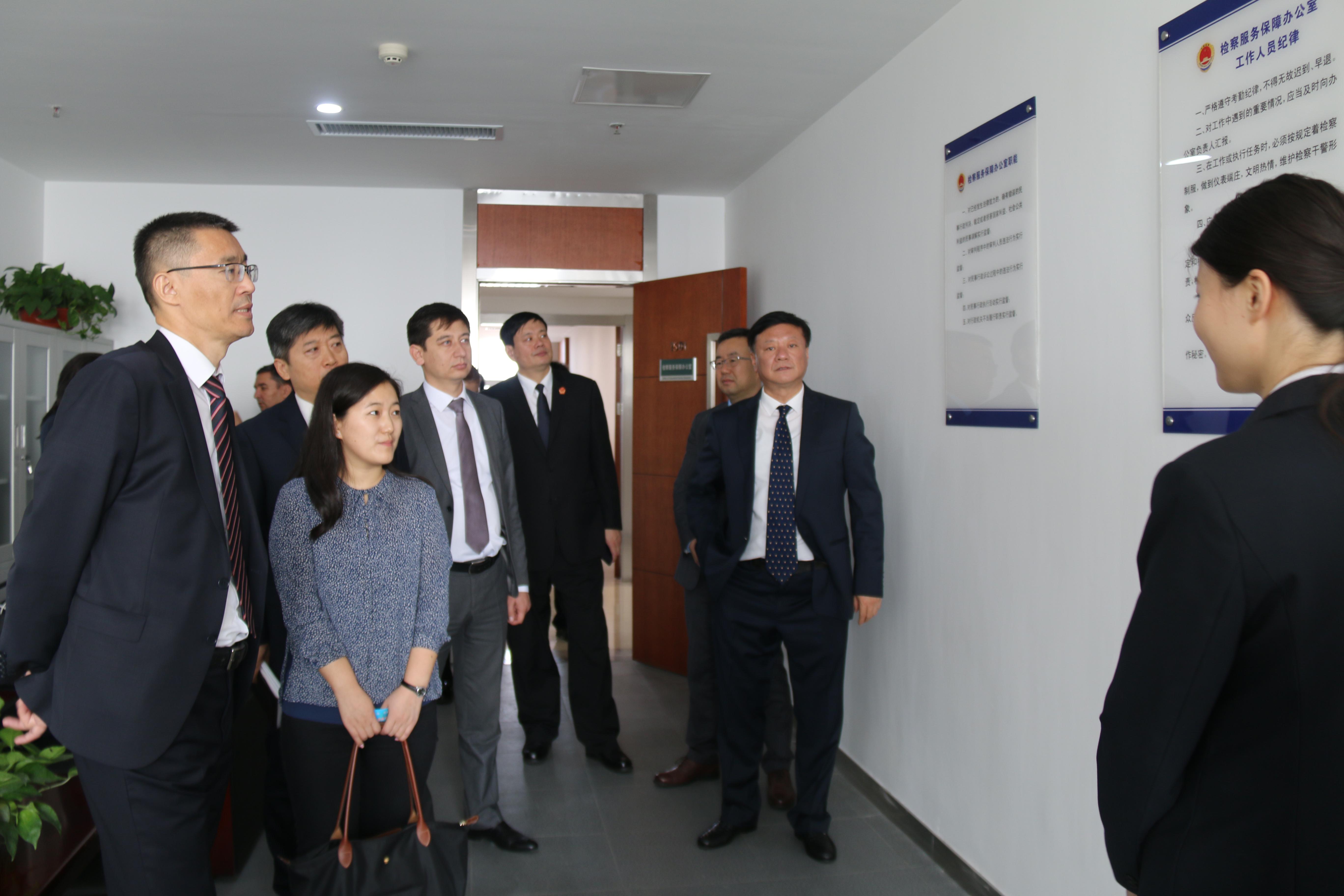座谈会上,孙晓兵首先对乌方一行来胶交流考察表示热烈欢迎,介绍了