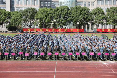 我校举行2021年学生军训总结大会