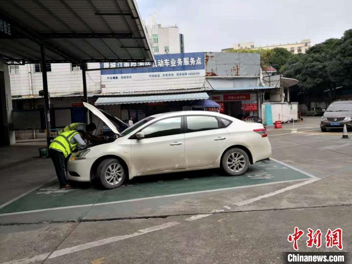 资料图：工作人员对车辆进行检验。　陈秋霞 摄